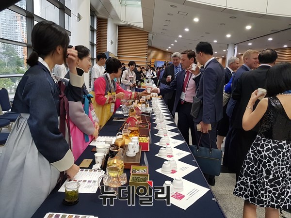 ▲ 9일 대전컨벤션센터에서 열린 대전시와 브리즈번시가 공동 주최한 아시아태평양 도시정상회 개막식에 앞서 각국 도시 관계자들이 국산차를 즐기고 있다.ⓒ김정원기자