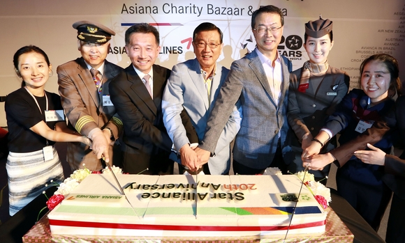 ▲ 박삼구 금호아시아나그룹 회장(가운데), 김수천 아시아나항공 사장(왼쪽 다섯번째)을 비롯한 아시아나항공 임직원과 제프리 고(Jeffrey Goh) 스타얼라이언스 대표(왼쪽 세번째)가 스타얼라이언스 20주년을 기념하는 '떡케이크 커팅식'을 진행하고 있다.ⓒ아시아나항공