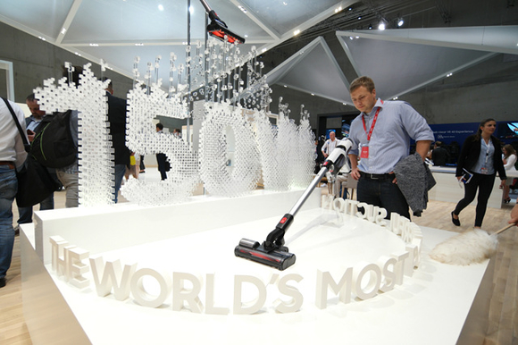 ▲ 삼성전자의 핸드스틱 무선청소기 파워건 시연 모습. ⓒ삼성전자