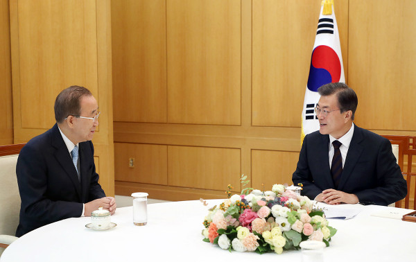 ▲ 문재인 대통령과 반기문 전 유엔사무총장이 11일 오전 청와대에서 만나 환담을 나누고 있다. ⓒ청와대 제공