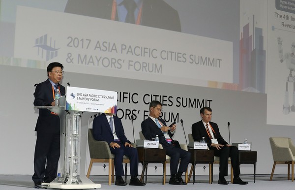 ▲ 권선택 시장이 4차 산업혁명 특별시 대전을 소개하고, 향후 사회변화에 대전이 어떻게 선제적으로 대응해 나갈 것인지에 대해 강연을 하고 있다.ⓒ대전시