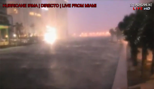 ▲ 플로리다 주민들이 유튜브를 통해 보여주는 허리케인 '어마'의 모습. 여전히 강풍이 몰아닥치고 있다. ⓒ유튜브 생방송 채널 캡쳐.