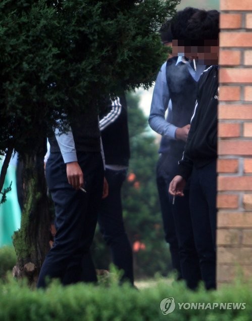 ▲ 고등학교에서 학생들이 댐배를 피우는 모습 ⓒ연합뉴스