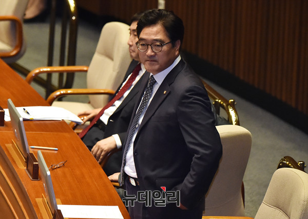 ▲ 우원식 더불어민주당 원내대표가 11일 열린 국회 본회의에서 김이수 헌법재판소장 임명 동의안이 부결되자 허탈한 표정을 짓고 있다. ⓒ뉴데일리 이종현 기자