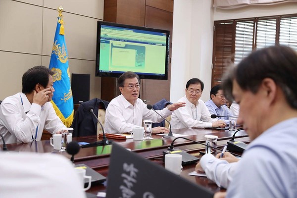 ▲ 문재인 대통령이 11일 청와대 수석보좌관 회의를 주재하고 있다. ⓒ청와대 제공