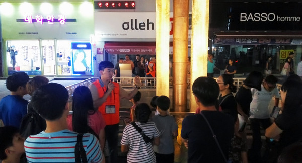 ▲ 청주대학교 역사문화학과와 국어국문과 학생들이 ‘청주야행’ 중 일환인 ‘이 골목 저 골목 청주야행’과 ‘도청 한바퀴’ 프로그램을 운영한 가운데, 참여한 학생이 국보 제 41호인 청주 용두사지철당간의 역사를 시민들에게 설명하고 있다.ⓒ청주대