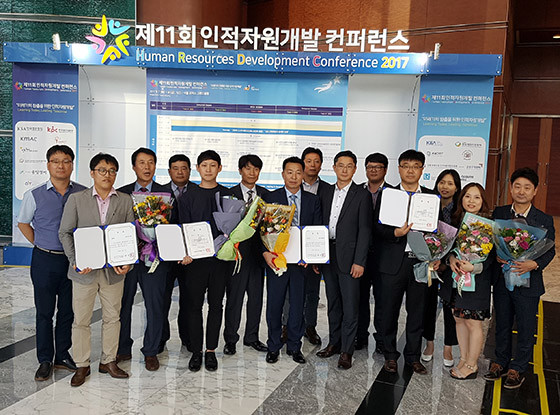 ▲ 포스코와 6개 외주파트너사가 9월 8일 개최된 '제11회 인적자원개발 컨퍼런스 우수사례 전국 경진대회'에서 수상하고 단체 임직원 기념촬영을 하고 있다.ⓒ포스코