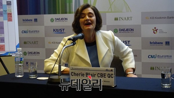 ▲ 쉐리 블레이어 아시아여성대학 명예총장이 11일 대전컨벤션센터에서 기자들의 질문에 답변하고 있다.ⓒ김정원기자