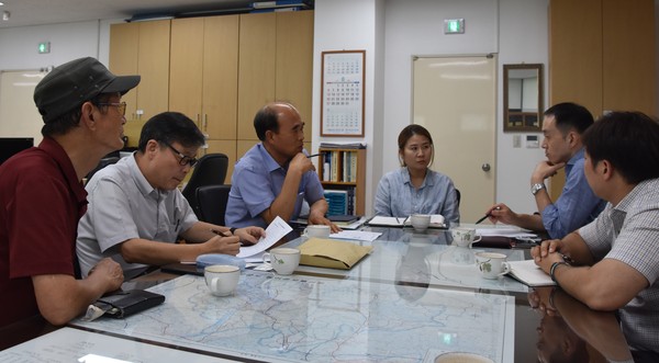 ▲ 지난달 28일 군청 공무원, 상인회 회장, 외식업지부 사무장 등 5명은 지역화폐 선진 지자체 ‘경북 칠곡군’을 찾아 화폐 발행과 관련한 우수사례 등을 수집했다.ⓒ옥천군