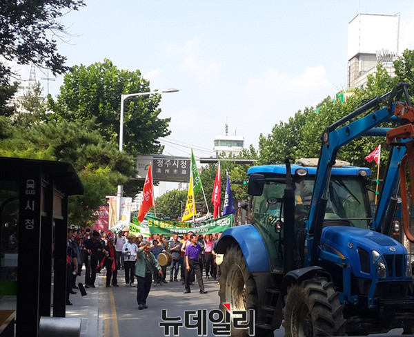 ▲ 충북 청주시 축산인들이 12일 시청앞에서 트랙터를 앞세우고 조례 개정에 항의하는 집회를 벌였다.ⓒ김종혁 기자