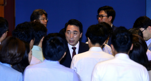 ▲ 박수현 청와대 대변인이 12일 유엔안보리 결의안 관련 브리핑을 마친 직후 취재진의 질문에 답하고 있다. ⓒ뉴시스 사진DB