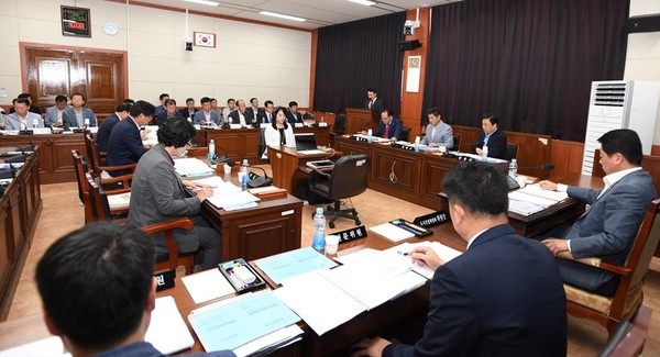 ▲ 충북 청주시의회 도시건설위원회가 12일 상임위를 열어 제2매립장 관련 예산을 전액 삭감했다.ⓒ청주시의회