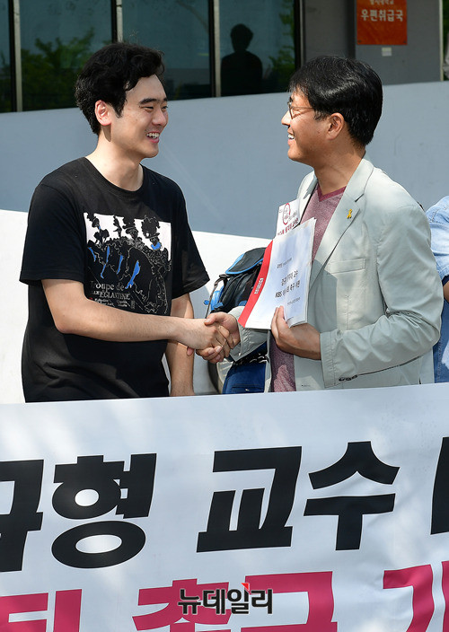 ▲ 민주노총 산하 언론노조 KBS 본부가 12일 오후 2시 명지대학교에서 강규형 KBS이사의 사퇴를 촉구하는 기자회견을 연 가운데, 명지대 재학생 일부가 동참했다.  ⓒ 뉴데일리 정상윤 기자.