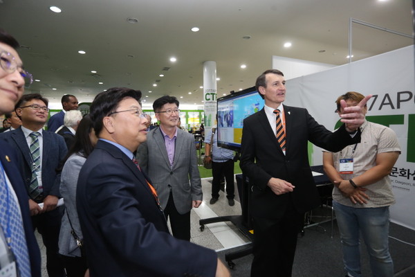 ▲ 권선택 시장이 12일 첨단산업 전시관을 둘러보고 있다.ⓒ대전시