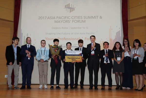 ▲ 권선택 시장 및 그라함 쿼크 브리즈번 시장이 2017 APCS 청년포럼 최종 우승팀에 대한 공동 시상했다.ⓒ대전시