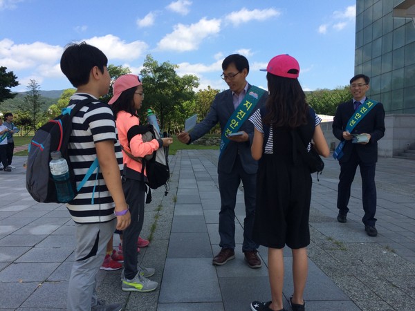 ▲ 경북도 자연재난과 관계자들이 12일 경주에서 지진대응 홍보물을 나눠주며 지진안정 홍보를 펼쳤다.ⓒ경북도