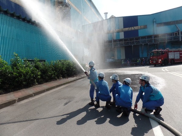 ▲ 포스코의 공장 설비 화재를 가정한 소방훈련 장면.ⓒ포스코
