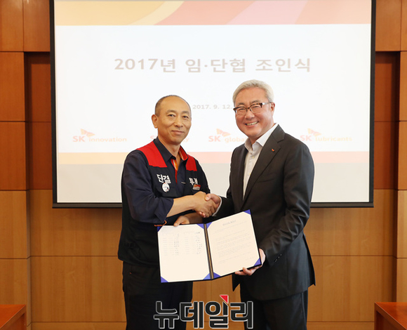 ▲ 사진 오른쪽부터 김준 사장, 이정묵 노조위원장.ⓒSK이노베이션