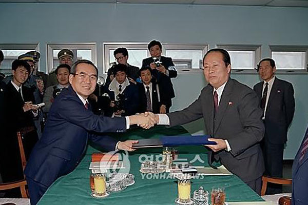 ▲ 1991년 12월 남북이 한반도 비핵화 선언 합의문을 교환하는 장면. ⓒ연합뉴스. 무단전재 및 재배포 금지.