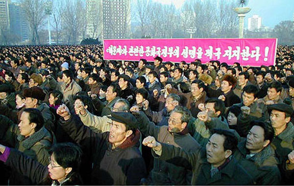 ▲ 2003년 1월 11일 평양에서 열린 '공화국 NPT 탈퇴 지지 100만 군중대회'의 모습. ⓒ연합뉴스. 무단전재 및 재배포 금지.