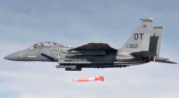 ▲ 美공군 F-15E가 신형 전술 핵폭탄 B61-12를 투하하는 모습. ⓒ유튜브 관련영상 캡쳐.