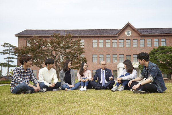 ▲ 청주대학교 정성봉 총장이 학교 캠퍼스에서 학생들과 담소를 나누고 있다.ⓒ청주대