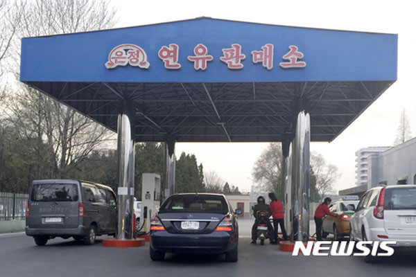 ▲ 지난 4월 북한 평양 주유소의 모습. ⓒ뉴시스-AP. 무단전재 및 재배포 금지.