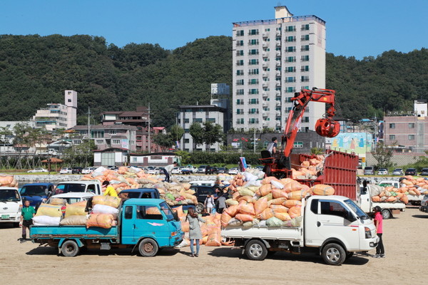 ▲ 예천군새마을회(회장 박병창)는 13일 오전 한천체육공원에서 농약빈병모으기 경진대회 및 사랑의 헌옷모으기 경진대회를 개최했다.ⓒ예천군