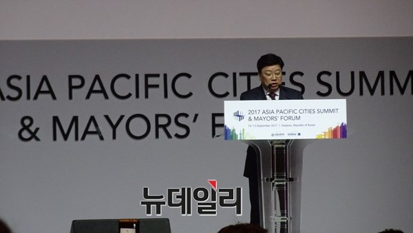 권선택 대전시장이 13일 대전컨벤션센터에서 2017 아시아태평양 도시정상회의 폐막식에서 인사말을 하고 있다.ⓒ김정원기자