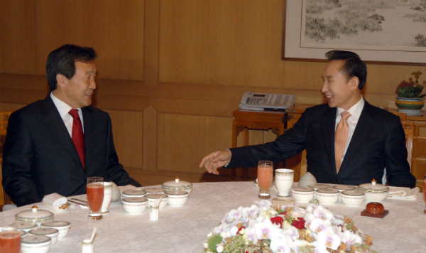 ▲ 2008년 5월 이명박 전 대통령과 통합민주당 손학규 대표가 영수회담을 하고 있다. 이 영수회담에도 한나라당 강재섭 대표최고위원은 배석하지 않았다. ⓒ뉴시스 사진DB