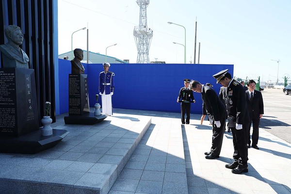 문재인 대통령이 13일 인천 해양경찰서 전용부두를 방문한 모습. ⓒ청와대 제공