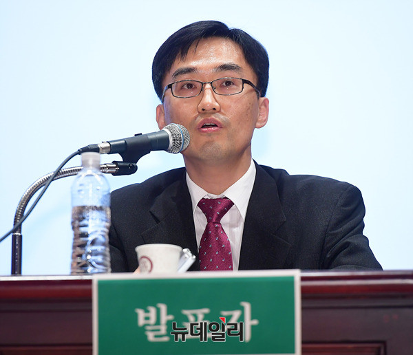 ▲ 정용훈 카이스트 원자력학과 교수가 13일 대전시청에서 열린 신고리 5·6호기 공론화 관련 토론회에 참석해 원전의 안정성을 주제로 발표하고 있다. ⓒ뉴데일리 정상윤 기자