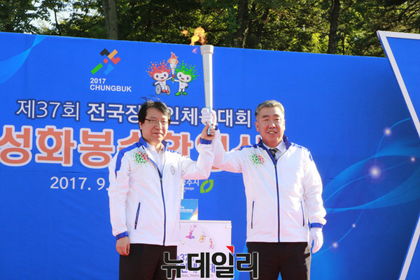 ▲ 이범석 충북 청주시 부시장(오른쪽)과 이두표 성화봉송단장이 13일 청주시청에 도착한 성화를 들고있다.ⓒ김종혁 기자