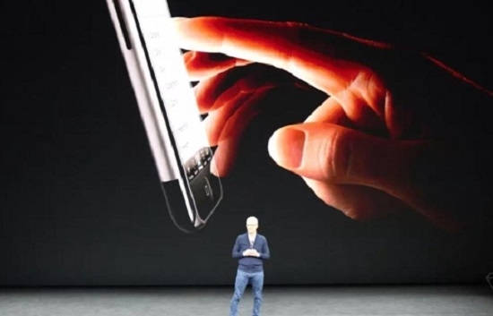 팀 쿡 애플 최고경영자가 12일(현지시간) 미국 캘리포니아주 애플 신사옥 스티브 잡스 극장에서 '아이폰X'를 소개하는 모습. ⓒ연합뉴스