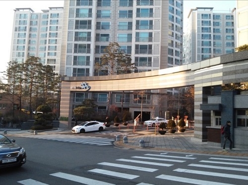 ▲ 최근 몰딩 추락 소식이 잇따라 들려온 포스코건설 더샵 아파트와 비슷한 시기 준공된 상도더샵. ⓒ단지 인근 ㄷ개업공인중개소 제공