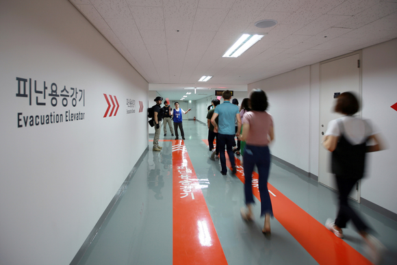 ▲ 롯데월드타워 민방공 대피 훈련 모습.ⓒ롯데그룹
