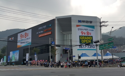 ▲ 면목1주택재건축구역에 위치할 '한양수자인 사가정 파크' 견본주택 외관모습. ⓒ 한양