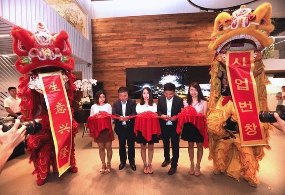 ▲ 12일 진행된 필룩스상해 법인 개업식에서 필룩스 한종희 대표(왼쪽 2번째) 등이 테이프커팅을 하고 있다 .ⓒ