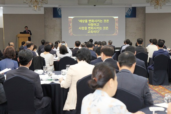 ▲ 김광호 콤비마케팅연구원장이 14일 오전 대전 유성호텔에서 강의를 하고 있다. ⓒ대전상공회의소