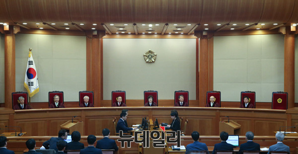 낙마한 김이수 헌법재판소장후보자의 후임 카드가 마땅치 않아 청와대가 머리를 싸매고 있다. 사진은 지난 3월 10일 박근혜 전 대통령 탄핵결정을 내리고 있는 헌법재판관들의 모습. ⓒ사진공동취재단