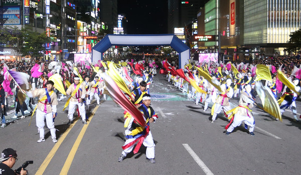 ▲ 지난해 천안흥타령춤축제 거리댄스퍼레이드 모습ⓒ천안시
