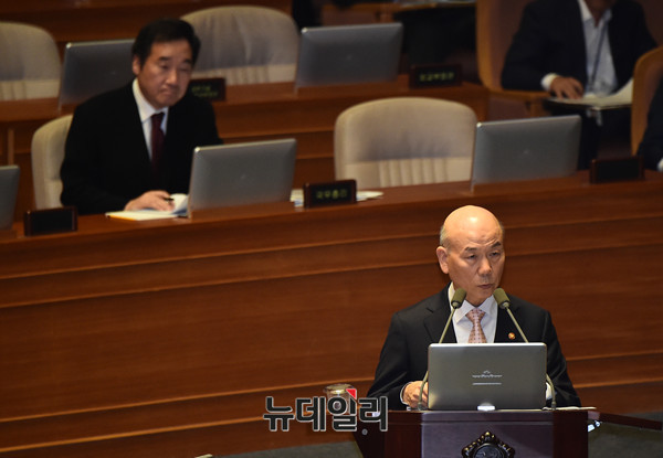 ▲ 14일 오후 국회 본회의장에서 이효성 방송통신위원장이 대정부질의에 응하고 있는 모습.ⓒ뉴데일리 이종현 기자.