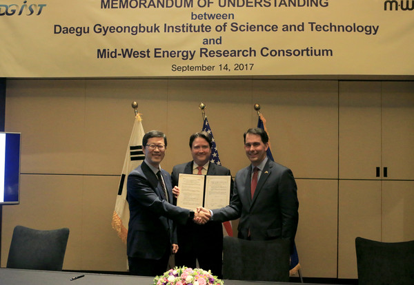 ▲ 14일 열린 콘래드 서울호텔에서 열린 'DGIST-MWERC 상호 협력을 위한 MOU 체결식'에서 DGIST 손상혁 총장(왼쪽), 마크 내퍼 주한미국대사 대리(가운데), 스콧 워커 미국 위스콘신주지사(오른쪽)가 기념촬영을 하고 있다.ⓒDGIST