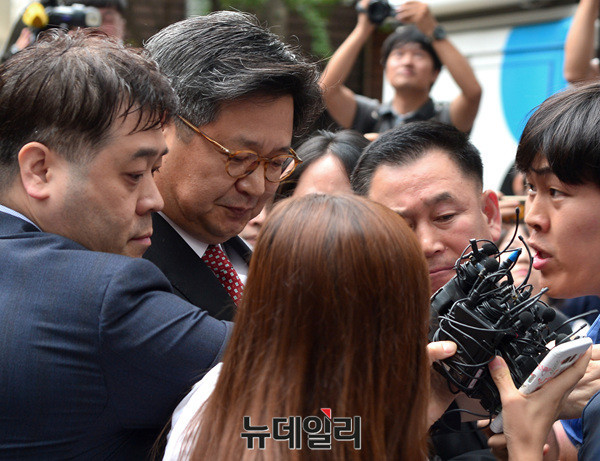 ▲ 김장겸 MBC 사장이 지난 5일 오전 고용노동부 서울서부고용노동지청에 자진 출석하는 도중 한 MBC 기자로부터 항의를 받고 있다.  ⓒ 공준표 기자