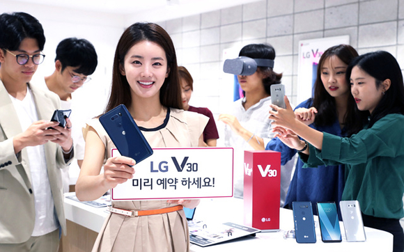 ▲ LG V30이 14일부터 사전예약판매에 돌입한다. ⓒLGE