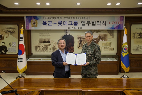 ▲ 윤종민 롯데 경영혁신실 HR혁신팀장(좌측)과 김용우 육군참모총장(우측)이 기념촬영을 하고 있다.ⓒ롯데