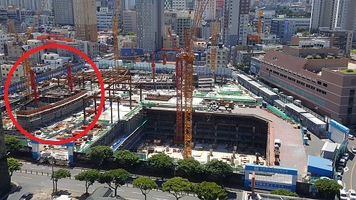 ▲ 제주 드림타워 복합리조트 공사 현장. 동그라미 안이 현재 공사 진행 중인 지상층. ⓒ롯데관광개발