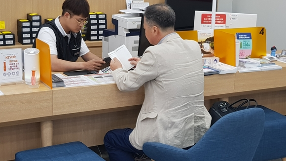 ▲ 14일 서울 종로구 소재 이동통신사 대리점을 방문한 고객이 V30 사전예약 신청을 진행하고 있는 모습. ⓒ연찬모 기자