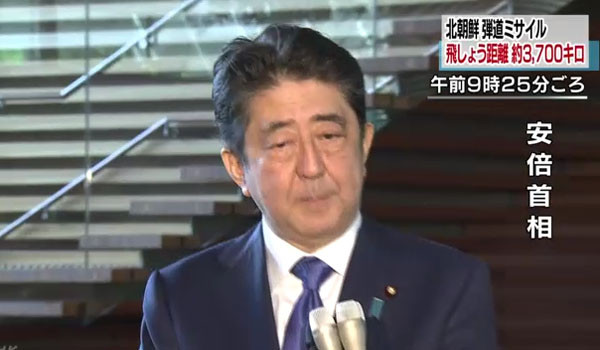 ▲ 인도 방문을 마치고 귀국한 아베 신조 日총리는 공항에서 기자들과 만나 北탄도미사일 문제에 대한 질의응답 시간을 가졌다. ⓒ日NHK 관련보도 화면캡쳐.