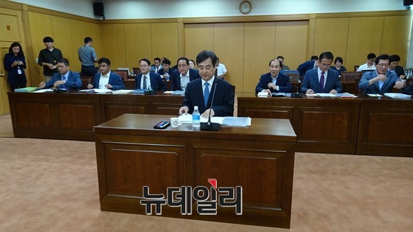 ▲ 유용균 대전도시개발공사 사장 후보자가 15일 대전시의회 인사청문간담회에서 답변을 준비하고 있다.ⓒ김정원기자